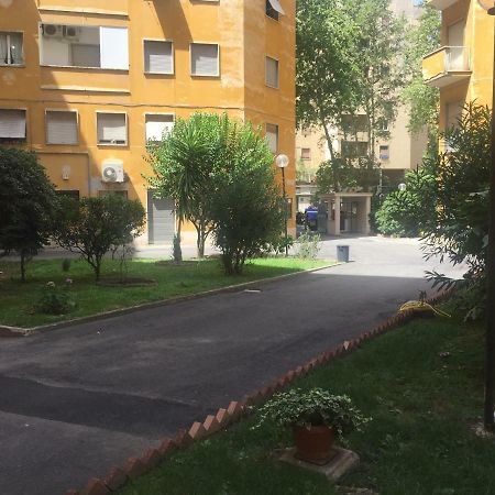 Bed and Breakfast Female Dormitory For Only Female Рим Екстер'єр фото